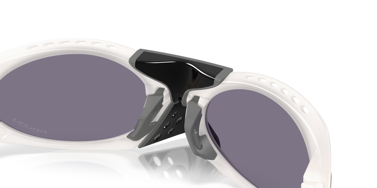 Oakley 0OO9437 Sunglasses in White | Target Optical